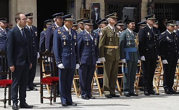 Imagen principal - Decenas de civiles juran bandera en la Plaza Mayor de Ciudad Rodrigo