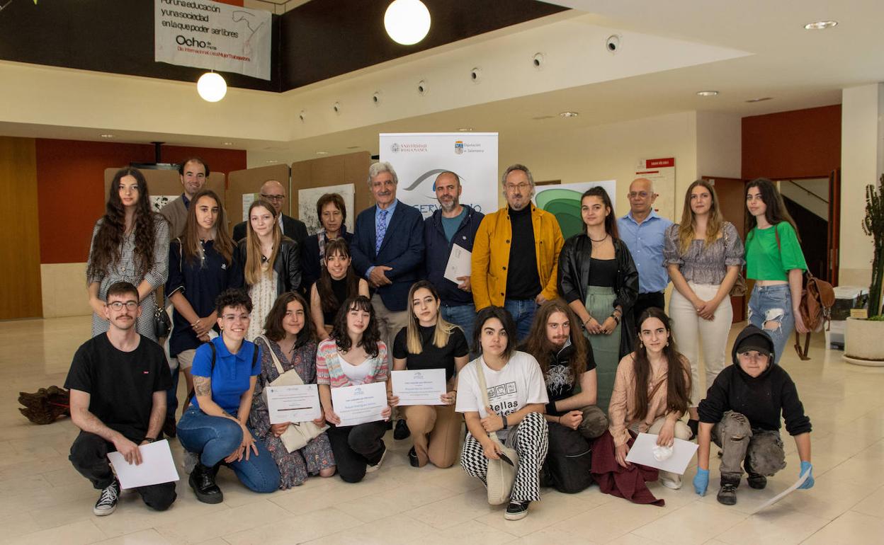 Foto de familia de los organizadores y ganadores del Concurso de Creación Artística. 