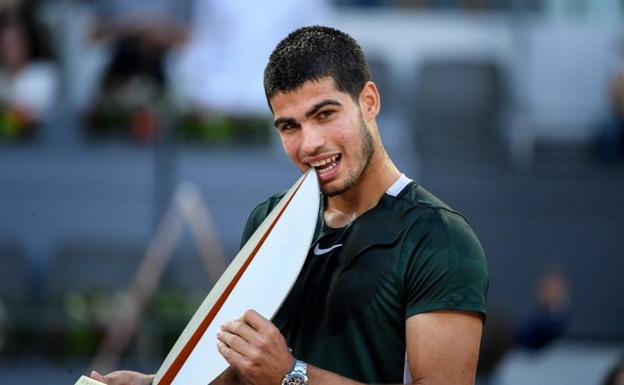 Carlos Alcaraz posa con el trofeo que le acredita como campeón del Masters 1.000 de Madrid. 