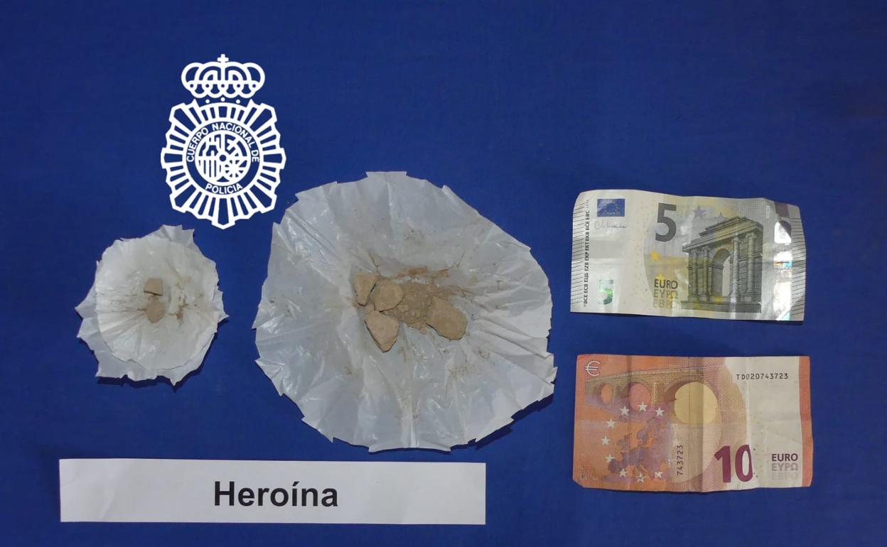 Detenidos en Salamanca tras lanzar un envoltorio con heroína desde un coche al ver a la Policía