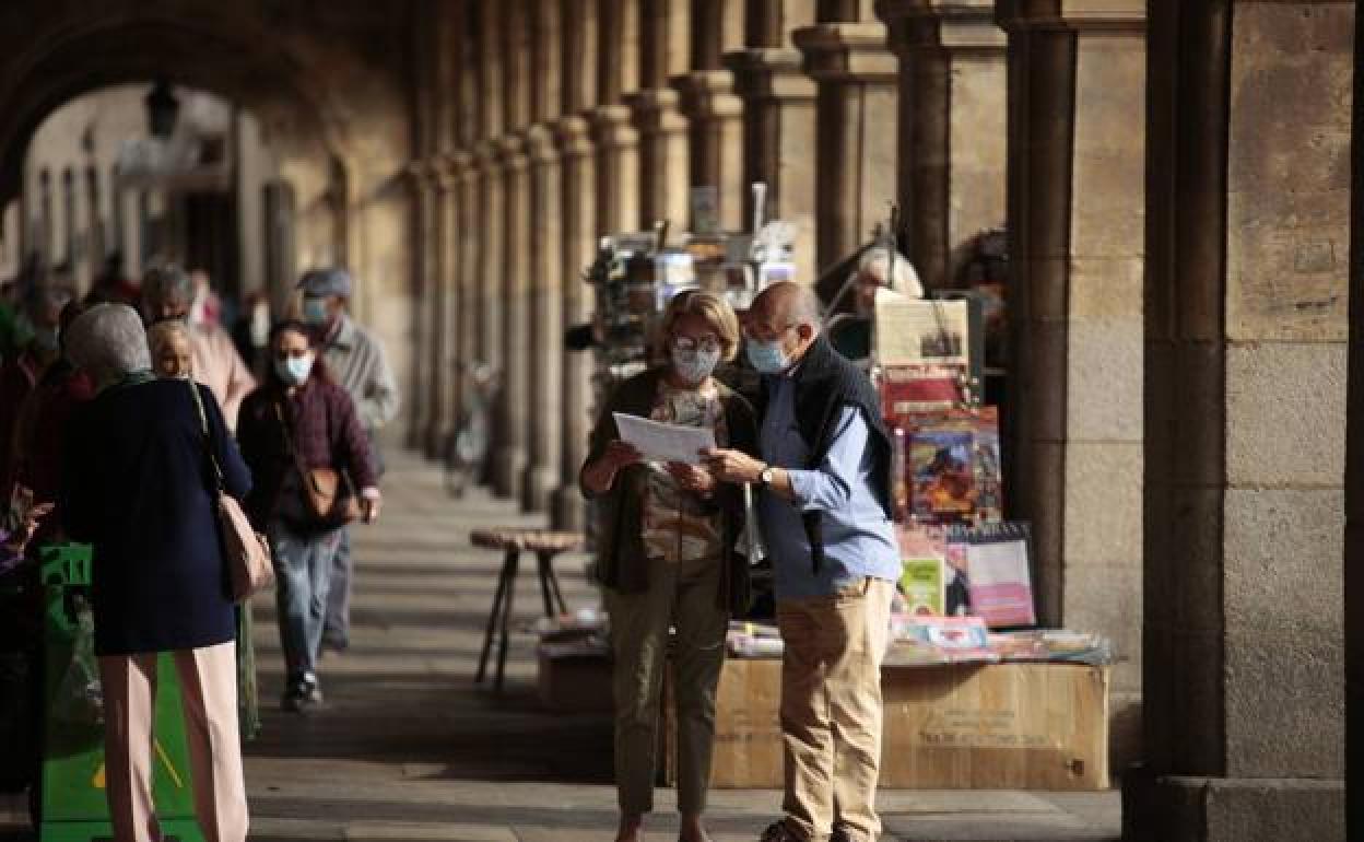 Turistas con mascarilla en la Plaza Mayor. 