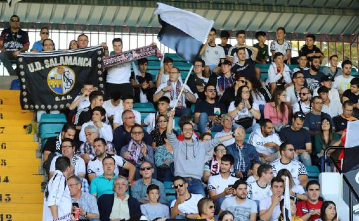 Aficionados en el Helmántico. 