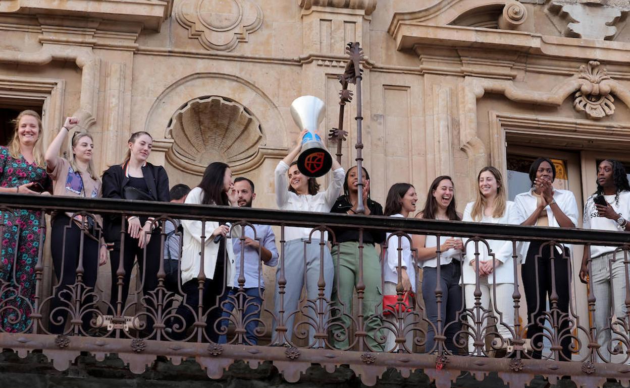 Las jugadoras del CB Avenida brindan la Liga a su afición en la Plaza Mayor de Salamanca. 