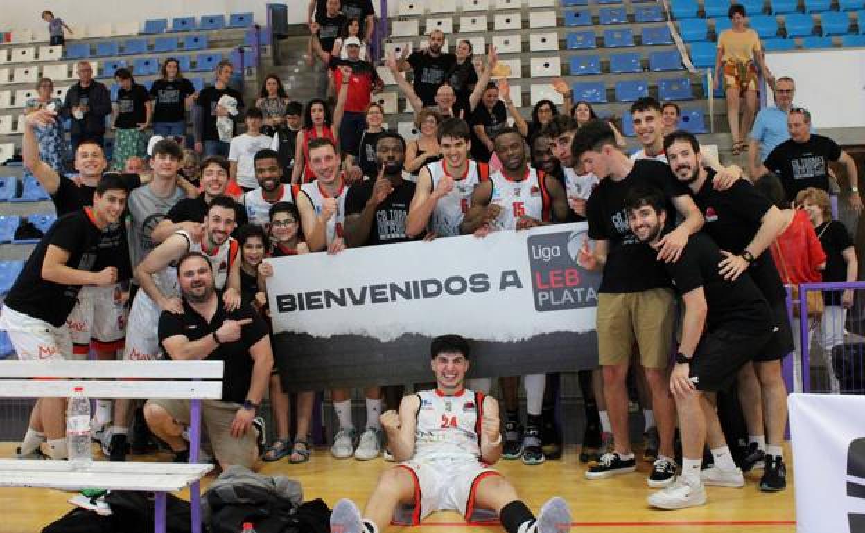 Jugadores y afición, juntos con el cartel del ascenso. 