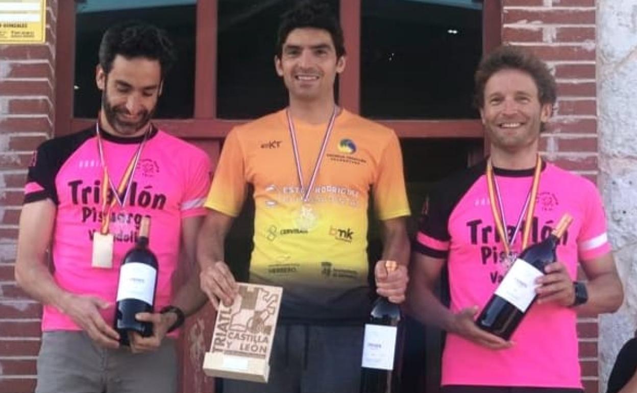 Alberto Bravo, en el centro, en lo alto del podio de su categoría. 