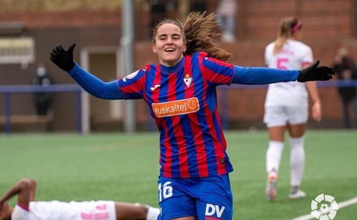 Carmen Álvarez celebra un gol con el Eibar.