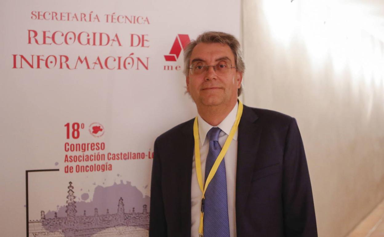 El jefe del Servicio de Oncología médica del Hospital Clínico Universitario de Salamanca-IBSAL, Emilio Fonseca. 