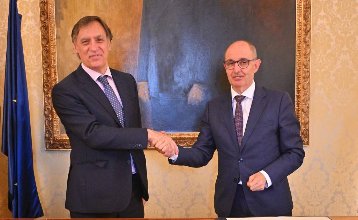 El alcalde de Salamanca, Carlos García Carbayo, y el director general de Iberaval, Pedro Pisonero.