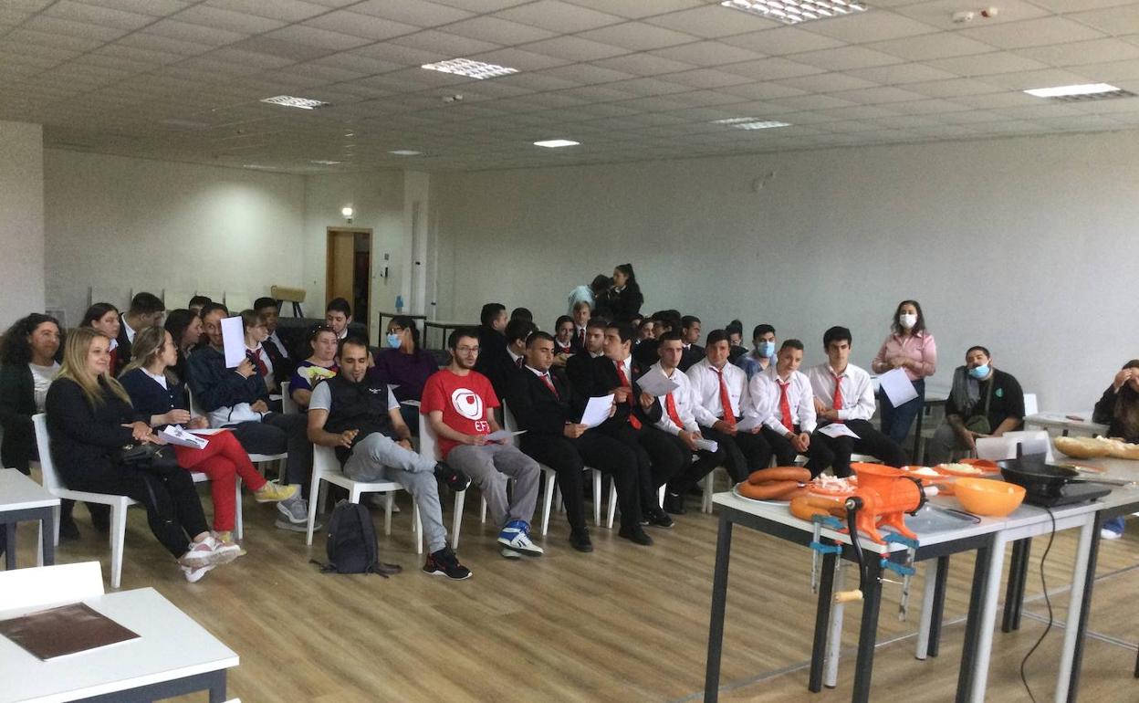 Alumnos de la escuela en una reunión. 