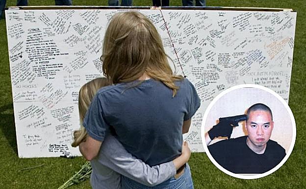Una madre y su hija observan las firmas de condolencia A la derecha, Seung-Hui Cho en una foto de redes sociales. 