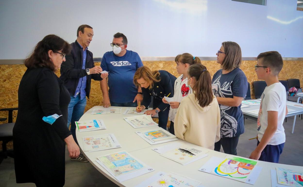 Un momento de la elección del dibujo ganador