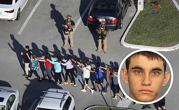 Alumnos del instituto de Parkland son evacuados por las fuerzas de seguridad. Abajo, el detenido Nikolas Cruz por los asesinatos. 