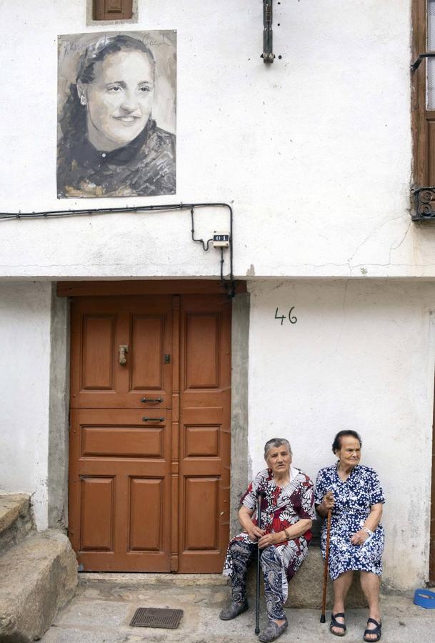 Florencio Maíllo, con el presidente de la Diputación, en una calle de la localidad repleta de retratos.