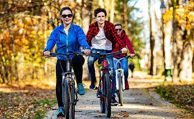 La práctica del deporte, al favorecer el gasto energético y por tanto el equilibrio calórico, manteniendo la masa muscular, ayuda a controlar el peso a largo plazo. 
