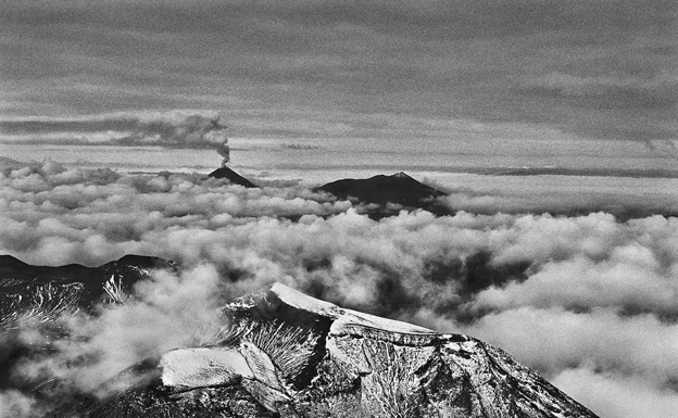 Imagen principal - Arriba, volcán Karimsky (Kamchatka, Rusia); debajo, río Negro, afluente del Amazonas (Brasil) y salto del Ángel. 