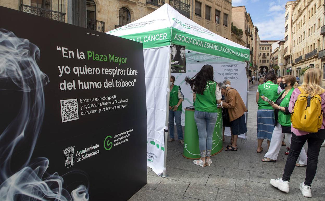 La AECC pide colaboración para convertir la Plaza Mayor de Salamanca en un espacio libre de humo