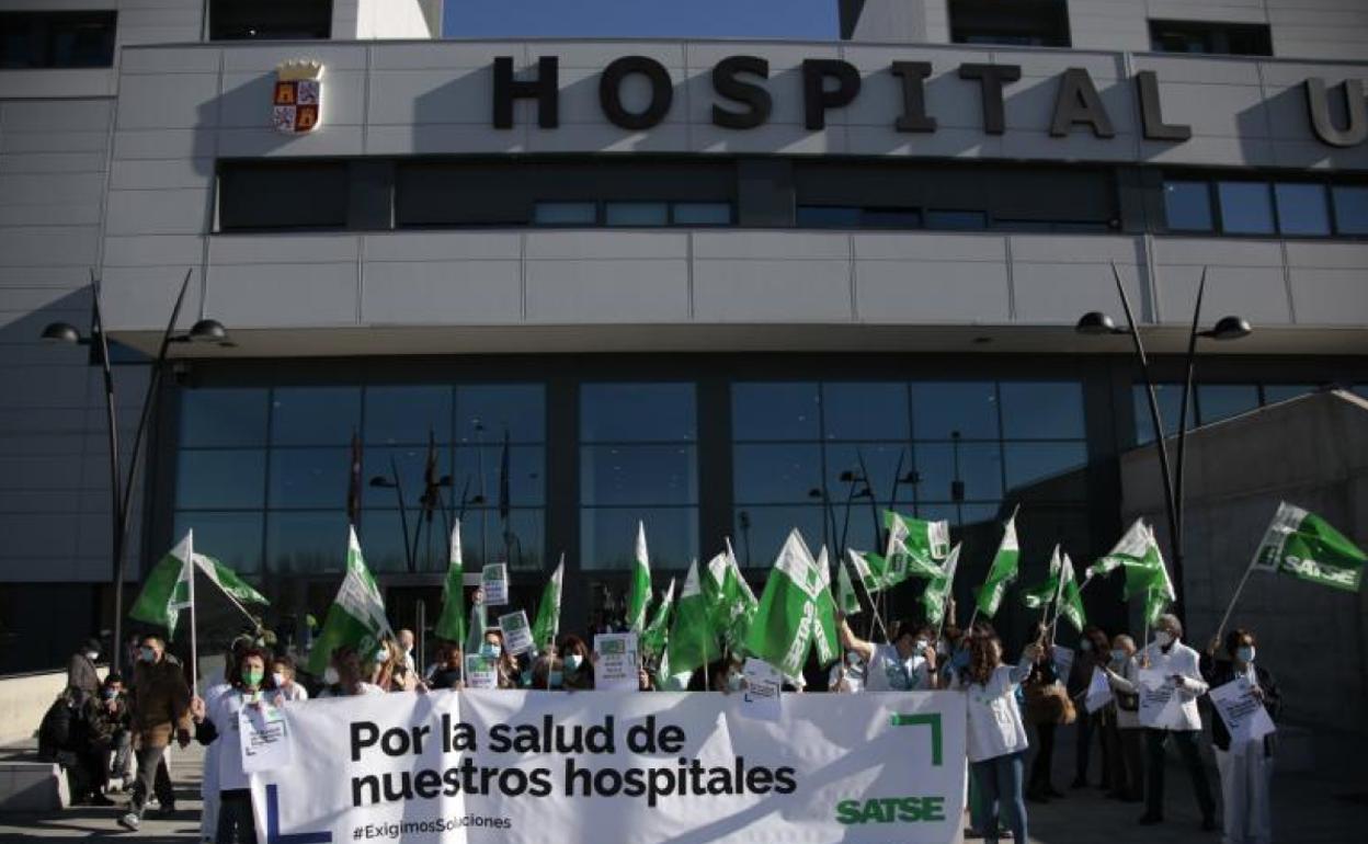 Concentración de Satse delante del hospital de Salamanca.