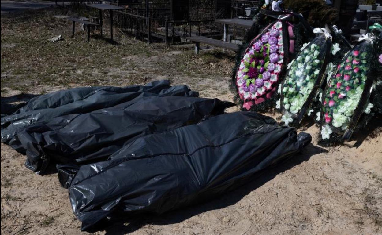 Cuerpos sin vida a la espera de ser enterrados en Bucha. 