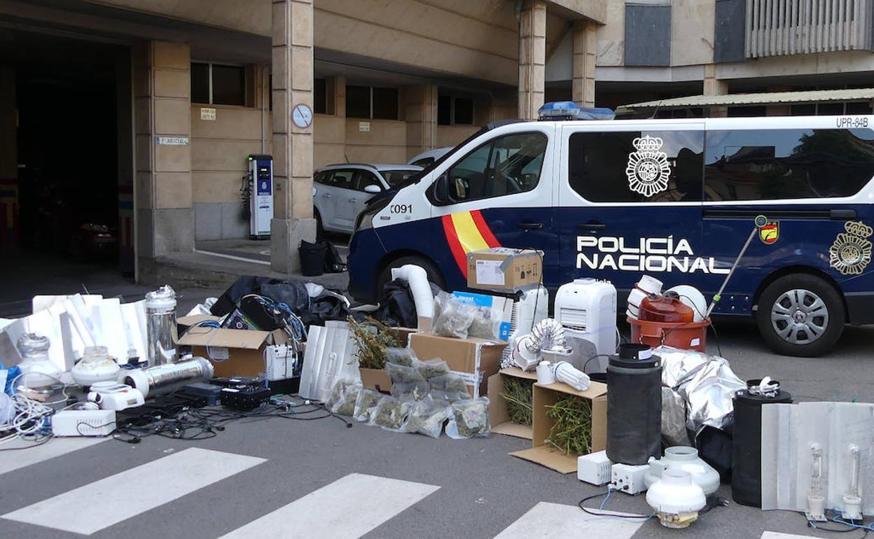La droga y diferente material incautado por la Policía.