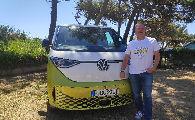 Christian, junto a una Volkswagen ID. Buzz