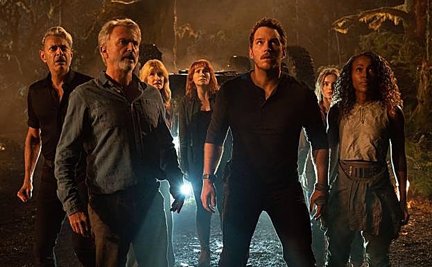 Chris Pratt junto a Jeff Goldblum, Sam Neill, Laura Dern, Bryce Dallas Howard, Isabella Sermon y DeWanda Wise en 'Jurassic World: Dominion'.