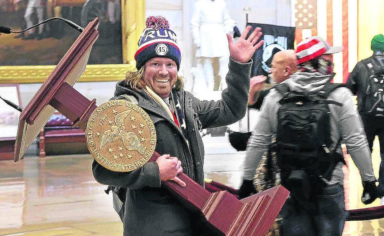 Partidarios del entonces presidente Donald Trump durante el asalto al Capitolio el 6 de enero de 2021. 