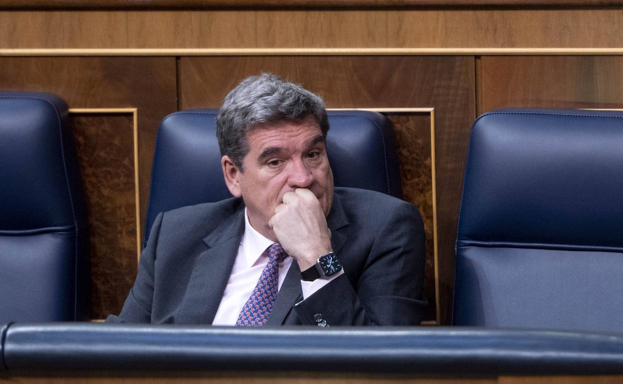 El ministro de Inclusión, Seguridad Social y Migraciones, José Luis Escrivá, durante la sesión plenaria de este jueves en el Congreso de los Diputados.