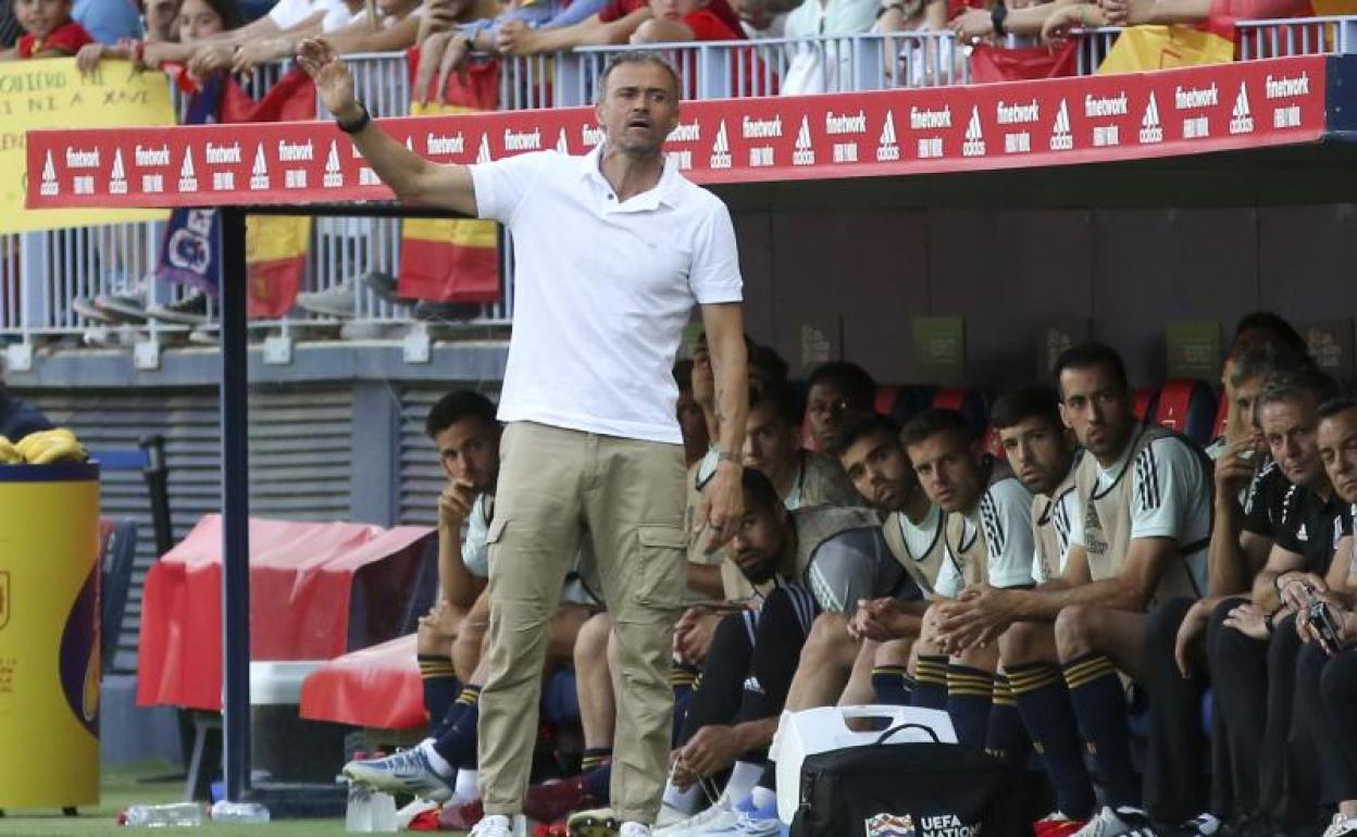 Luis Enrique da instrucciones durante el España-República Checa en La Rosaleda. 