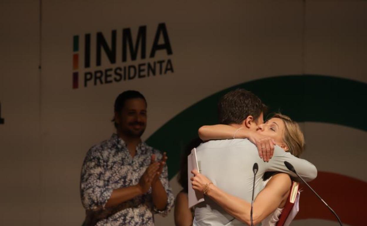 Yolanda Díaz e Íñigo Errejón se besan durante su mitin en Málaga. 