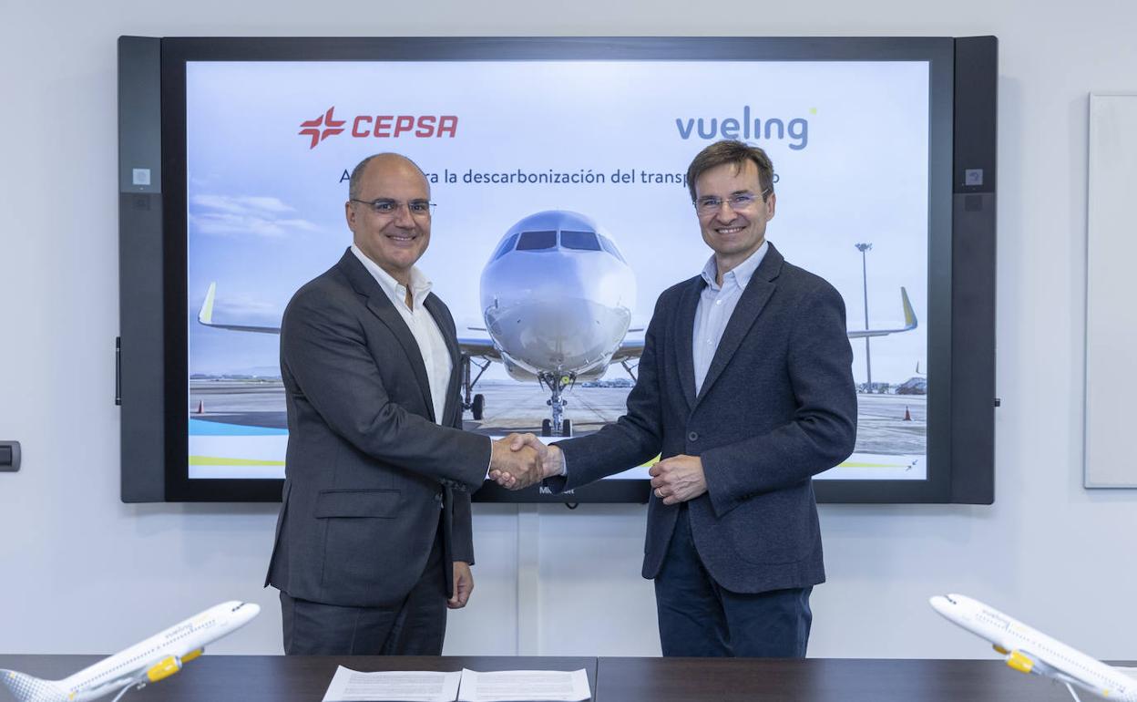 Carlos Barrasa, directivo de Cepsa, y Marco Sansavini, CEO de Vueling. 