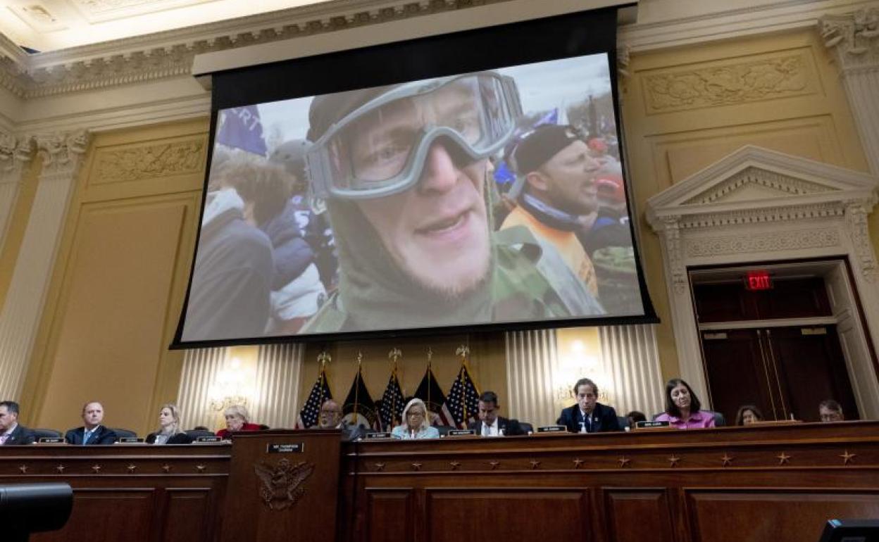 El Congreso estrecha el cerco sobre Trump pero elude profundizar en su posible conducta penal