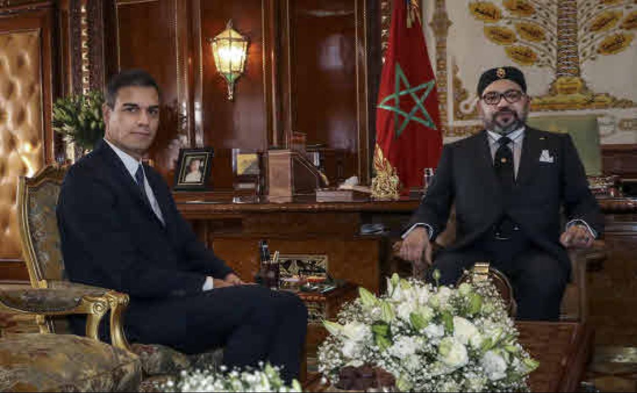 Pedro Sánchez, junto a Mohamed VI de Marruecos. 