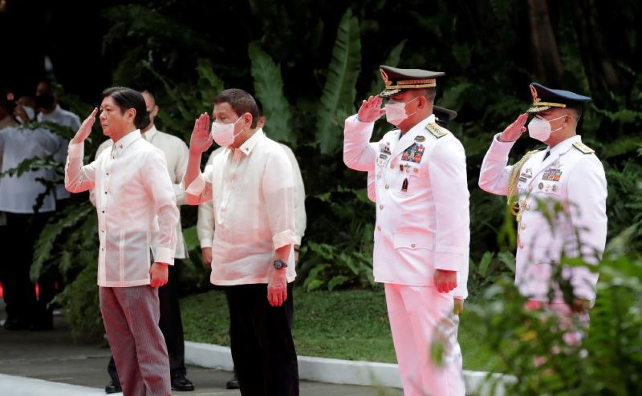 Ferdinand Marcos Jr., a la izquierda, y Rodrigo Duterte, en el centro, durante el traspaso de la presidencia de Filipinas 