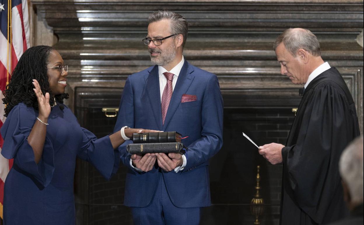 La nueva magistrada del Tribunal Supremo de EE. UU., Ketanki Brown Jackson, jura su cargo este jueves