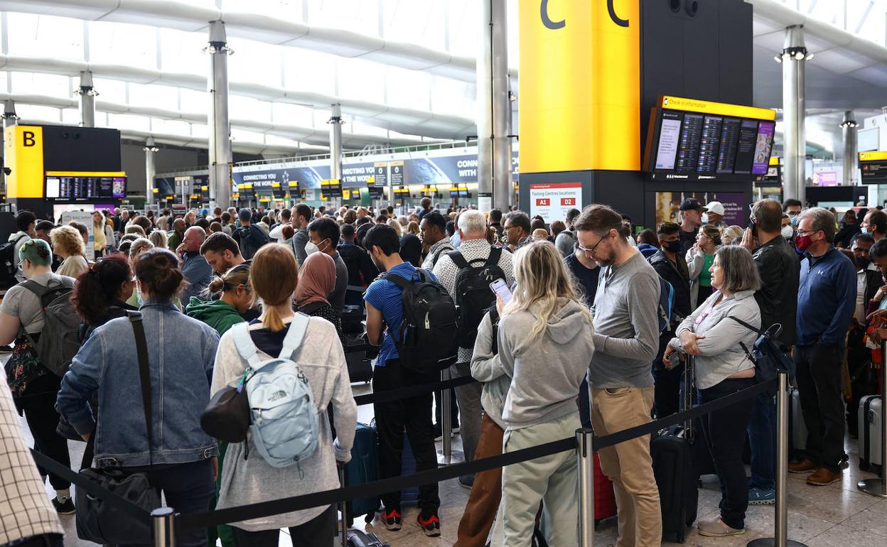 Una aglomeración de pasajeros en una de las terminales del aeropuerto de Heathrow. 