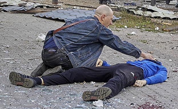 Un niño de trece años muere esperando al autobús en Járkov. Las imágenes son desgarradoras, el padre, arrodillado ante el cuerpo sin vida de su hijo, saca las fuerzas suficientes para dedicarle una oración.