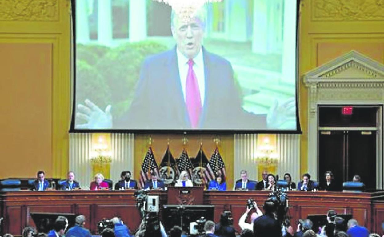 Trump saluda a los seguidores que se reunieron ayer para escucharle en su primera visita a la capital de EE UU tras abandonar la Casa Blanca.