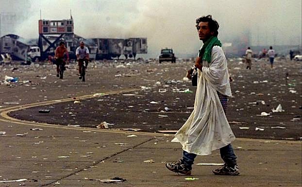 Imagen principal - Arriba, la desoladora imagen después del festival; debajo, la chavalada disfrutando de las aguas fecales y Fred Durst disfrutando de su ego.