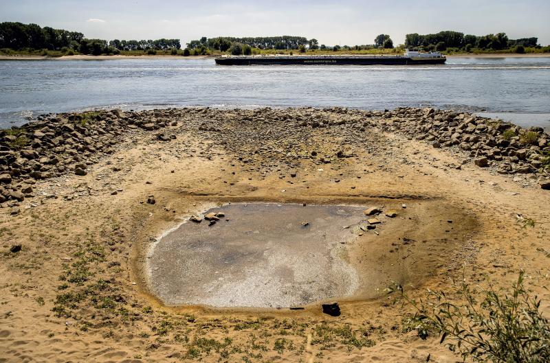 Un barco navega a duras penas por el tramo alemán más seco del Rin cerca de la frontera con Países Bajos