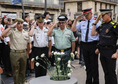 Imagen secundaria 1 - Imágenes del homenaje a las víctimas del atentado.
