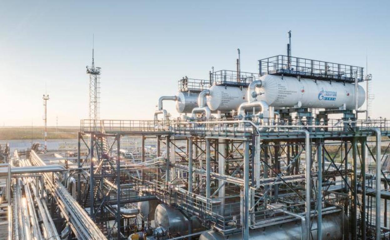 Vista de la planta Alexander Zhagrin, operada por Gazprom en el distrito autónomo de Janti-Mansi, en Rusia