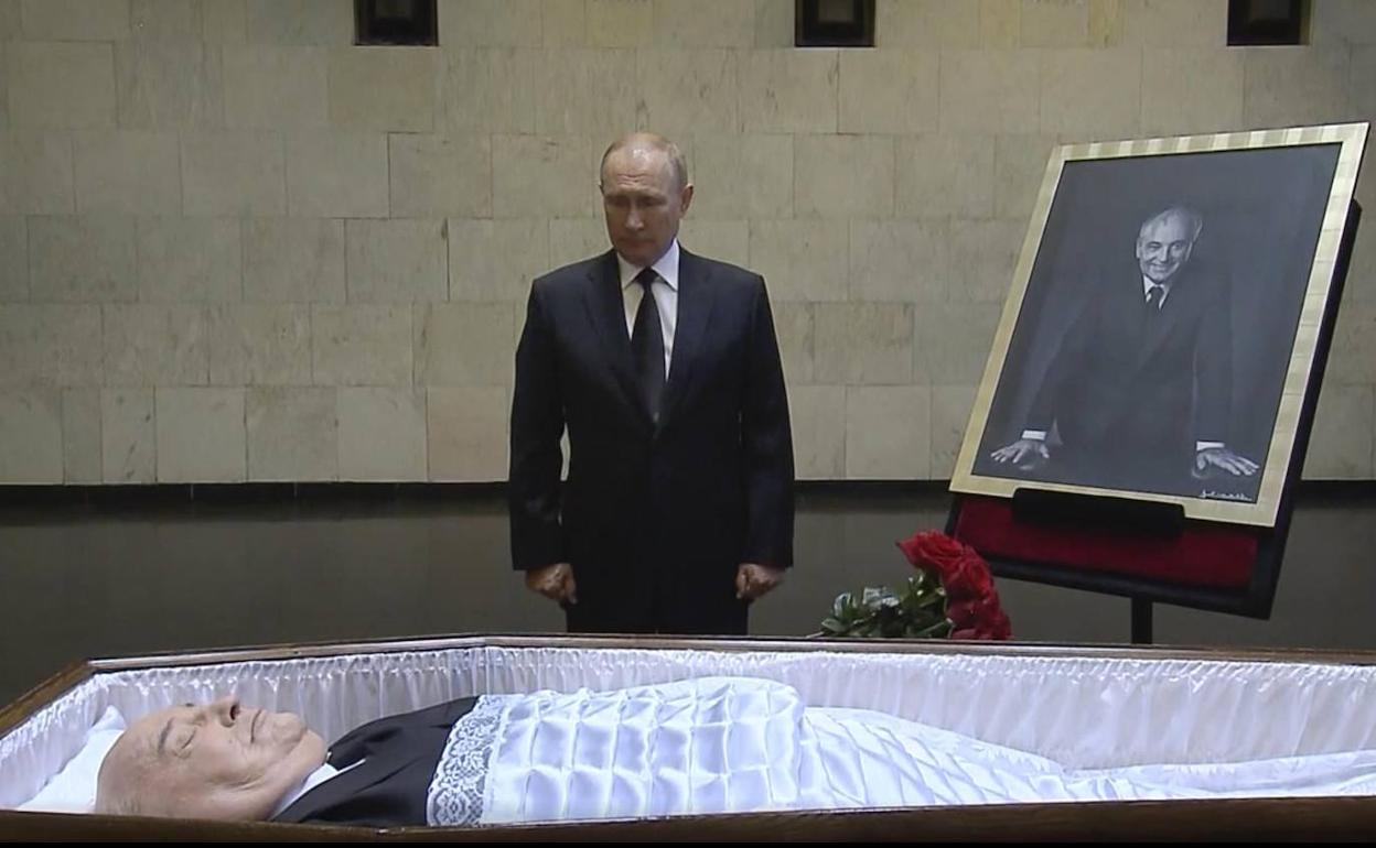 Putin acudio a despedirse del difunto expresidente soviético Mijail Gorbachov a la capilla ardiente