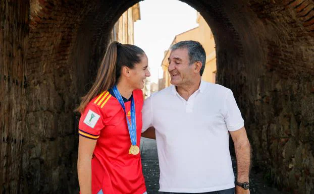 Carmen, conversa con su padre Fernando Álvarez, exjugador de la Unión Deportiva Salamanca en la temporada 86-87.