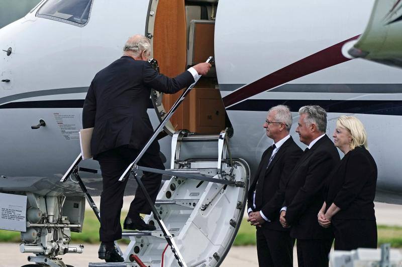 El rey Carlos de Inglaterra en el aeropuerto.