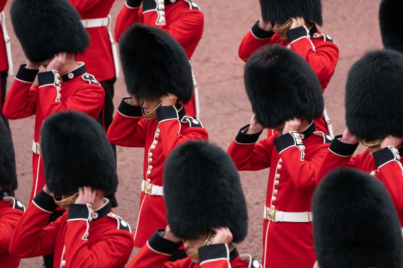 La Guardia del Rey se quita los sombreros de piel de oso durante la ceremonia.