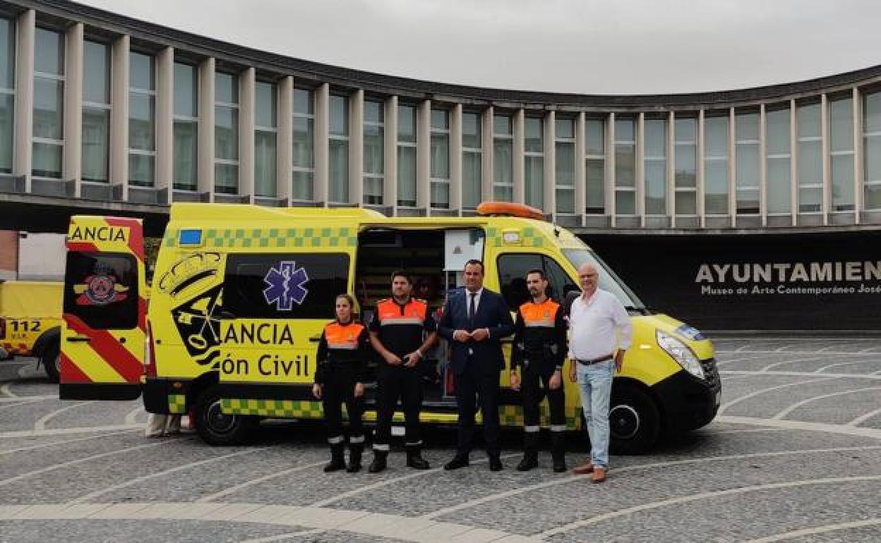 Protección Civil de Santa Marta con la nueva ambulancia. 