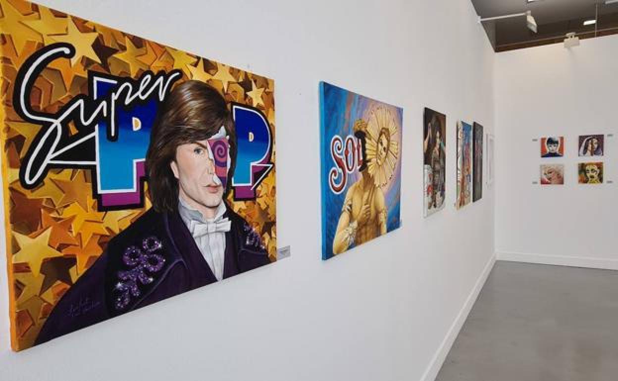 Alguno de los cuadros expuestos en la sala. 