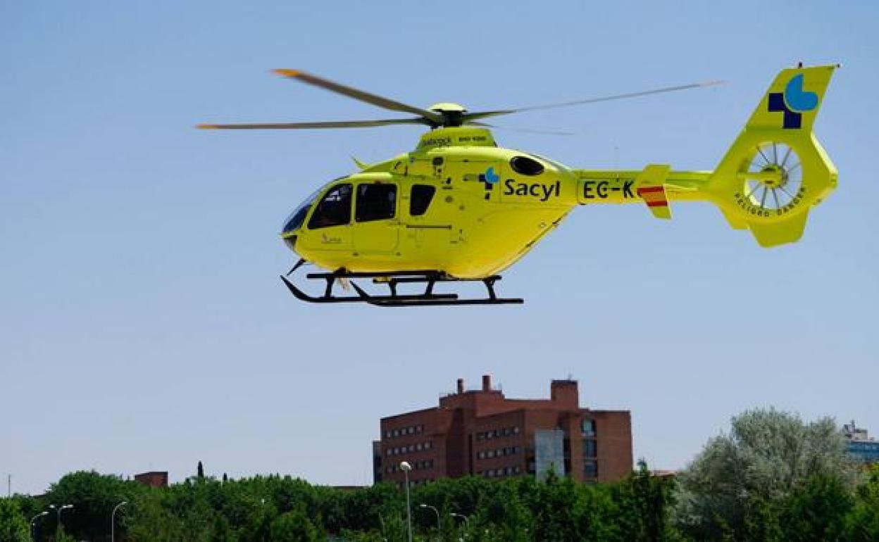 Imagen de archivo de un helicóptero del Sacyl. 