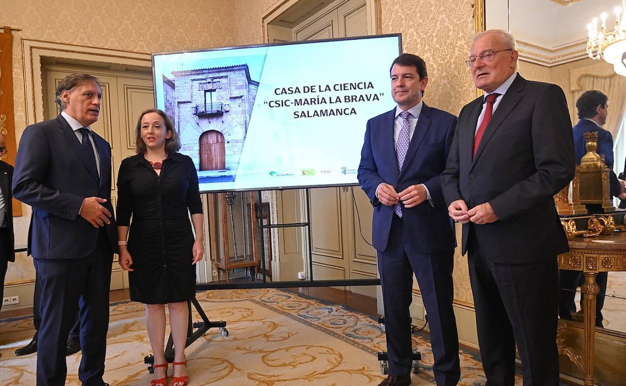 El alcalde de Salamanca, Carlos García Carbayo; la presidenta del Consejo Superior de Investigaciones Científicas (CSIC), Eloísa del Pino; el presidente de la Junta de Castilla y León, Alfonso Fernández Mañueco; y el presidente de Unicaja Banco, Manuel Azuaga.