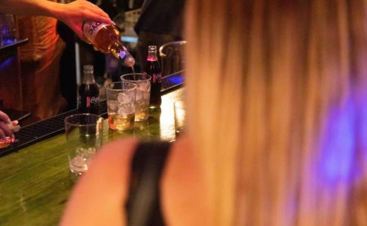 Imagen de archivo de un bar de ambiente. 